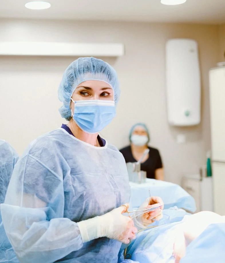 doctora-realizando-una-cirugía